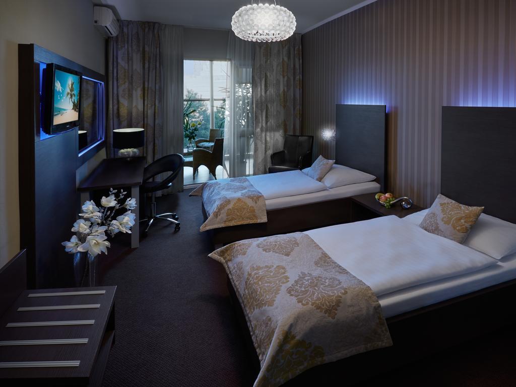 Hotel Centrum With Free Parking Nitra Exterior photo